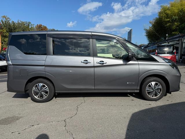 セレナ ｅ－パワー　ＸＶ　スマートキー　Ｂｌｕｅｔｏｏｔｈ　バックモニター　アラウンドビューモニター　両側電動スライドドア　ＥＴＣ　デジタルインナーミラー　サンシェード　ドライブレコーダー　オートライト（7枚目）