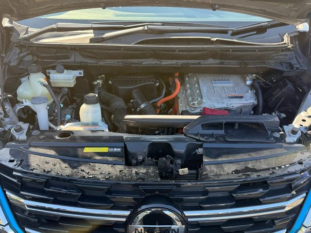 セレナ ｅ－パワー　ＸＶ　スマートキー　Ｂｌｕｅｔｏｏｔｈ　バックモニター　アラウンドビューモニター　両側電動スライドドア　ＥＴＣ　デジタルインナーミラー　サンシェード　ドライブレコーダー　オートライト（51枚目）