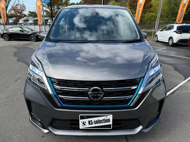 セレナ ｅ－パワー　ＸＶ　Ｒ２年セレナｅ－ＰＯＷＥＲ　ＸＶ　スマートキー　ＥＴＣ　Ｂｌｕｅｔｏｏｔｈ　アラウンドビューモニター　バックモニター　両側電動スライドドア　サンシェード　オートライト　オートエアコン　純正ステアリング（4枚目）