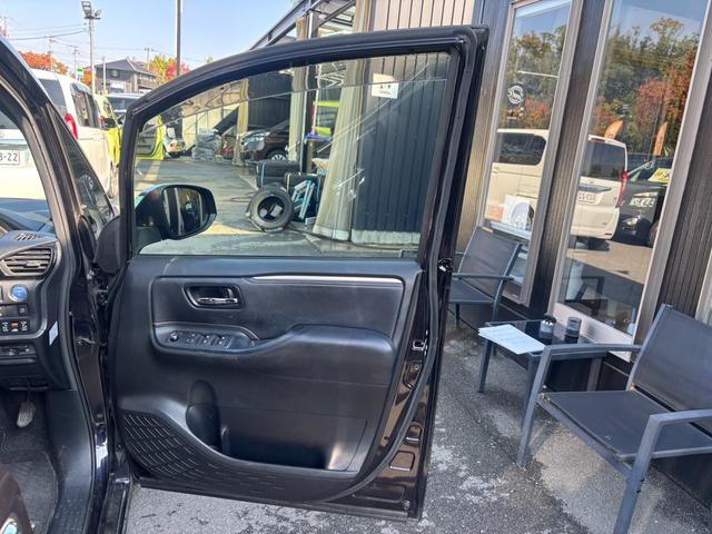 エスクァイア ハイブリッドGi ブラックテーラード Bluetooth ETC フリップダウンモニター バックカメラ クルーズコントロール 両側電動スライドドア プッシュスタート サンシェード オートエアコン オートライト スマートキー(53枚目)