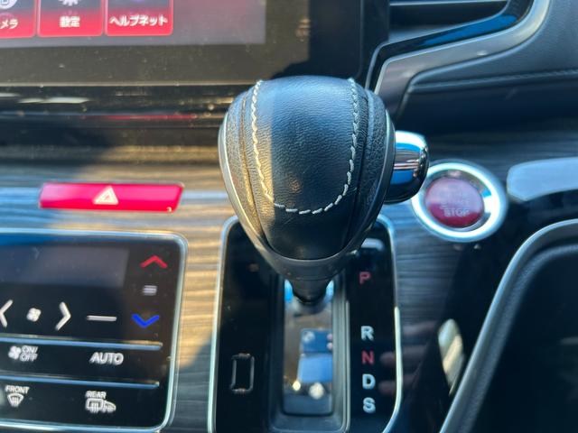 オデッセイ アブソルート・ＥＸ　両側電動スライドドア　オートライト　オートエアコン　全方位カメラ　障害物センサー　レーンアシスト　衝突軽減ブレーキ　ＥＴＣ　プッシュスタート　パワーウィンドウ（19枚目）