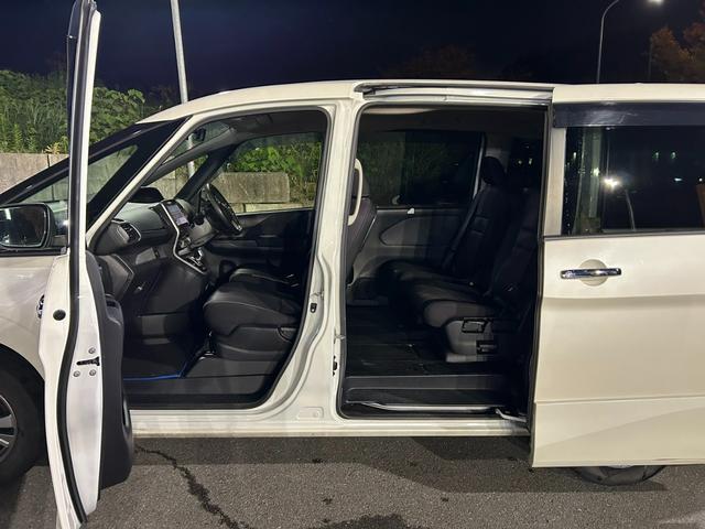 セレナ e-パワー ハイウェイスターV 両側電動スライドドア オートエアコン オートライト Bluetooth 全方位カメラ プッシュスタート ハンドルヒーター パワーウィンドウ 衝突軽減ブレーキ(9枚目)