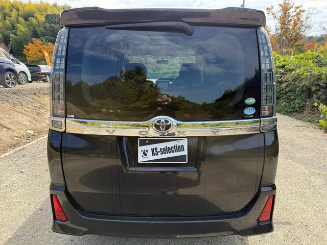 ヴォクシー ZS 煌 Bluetooth ETC スマートキー バックカメラ 両側電動スライドドア 横滑り防止 サンシェード プッシュスタート オートライト 純正ステアリング(5枚目)