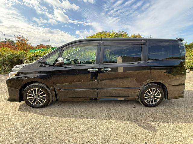 ヴォクシー ZS 煌 Bluetooth ETC スマートキー バックカメラ 両側電動スライドドア 横滑り防止 サンシェード プッシュスタート オートライト 純正ステアリング(6枚目)