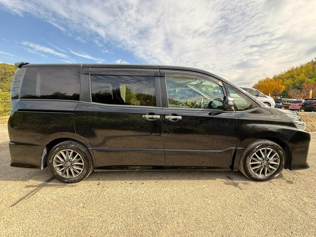 ヴォクシー ZS 煌 Bluetooth ETC スマートキー バックカメラ 両側電動スライドドア 横滑り防止 サンシェード プッシュスタート オートライト 純正ステアリング(7枚目)