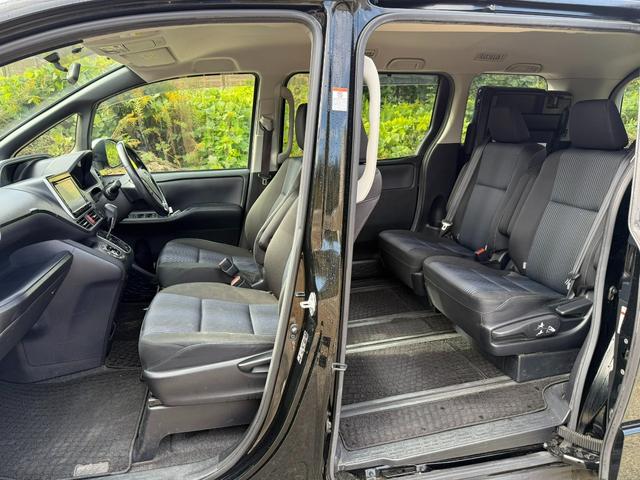 ヴォクシー ZS 煌 Bluetooth ETC スマートキー バックカメラ 両側電動スライドドア 横滑り防止 サンシェード プッシュスタート オートライト 純正ステアリング(9枚目)