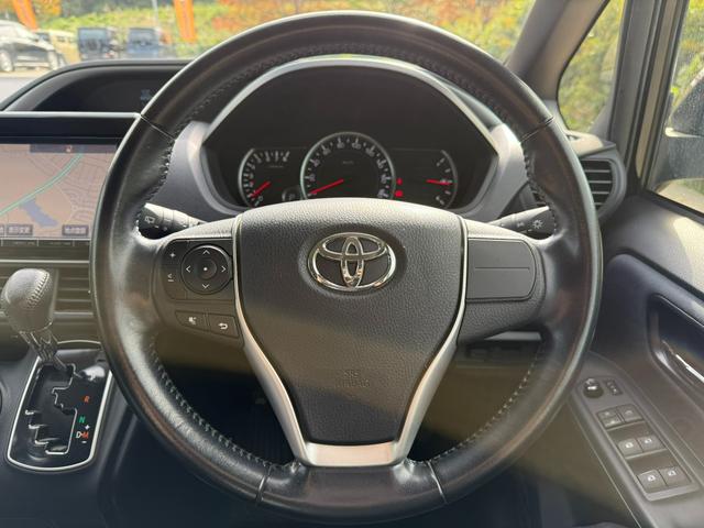 ヴォクシー ZS 煌 Bluetooth ETC スマートキー バックカメラ 両側電動スライドドア 横滑り防止 サンシェード プッシュスタート オートライト 純正ステアリング(16枚目)