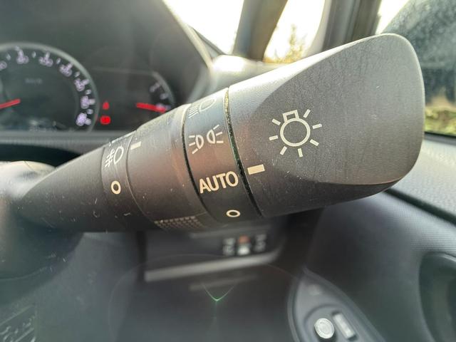 ヴォクシー ZS 煌 Bluetooth ETC スマートキー バックカメラ 両側電動スライドドア 横滑り防止 サンシェード プッシュスタート オートライト 純正ステアリング(17枚目)