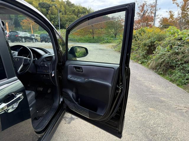 ヴォクシー ZS 煌 Bluetooth ETC スマートキー バックカメラ 両側電動スライドドア 横滑り防止 サンシェード プッシュスタート オートライト 純正ステアリング(45枚目)