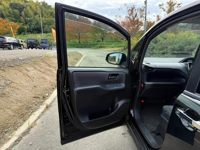 ヴォクシー ZS 煌 Bluetooth ETC スマートキー バックカメラ 両側電動スライドドア 横滑り防止 サンシェード プッシュスタート オートライト 純正ステアリング(46枚目)