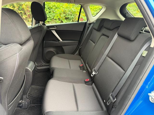 広々とした２列目シートは居住性が高く、居心地も快適！友達や家族とのお出かけにぴったりです。ベビーシートやチャイルドシート使用時も快適にお過ごしいただける十分な空間を確保しています！