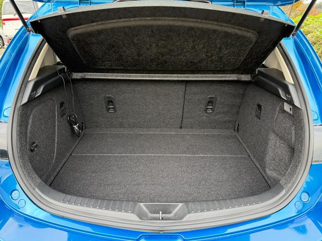【トランク】収納スペースも十分にございます。２列目を倒してゴルフバックや長尺物を積み込むなど使い方は様々。日常・レジャーと活躍いたします。
