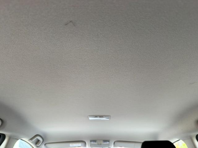 天井まわり綺麗です！汚れやシミなどはご納車までにクリーニングをしてお渡ししています。
