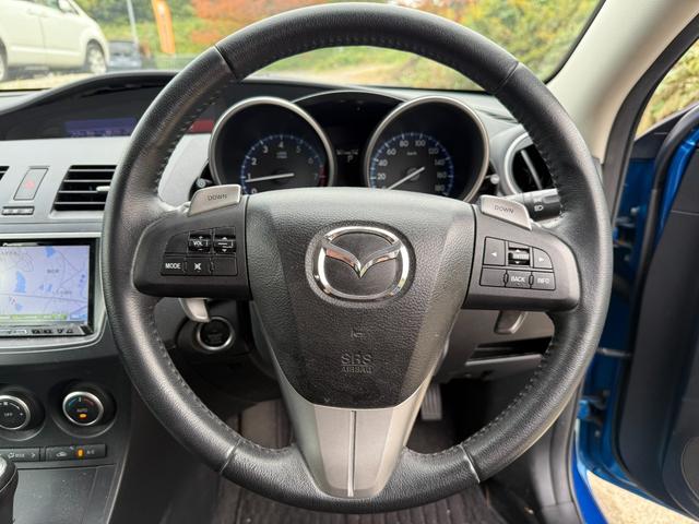 ステアリング◎　車で触れる機会の多いハンドルですが、クリーニング済みで使用感も少なく綺麗ですよ（＾＾）／高さ調整できる車種ではそれぞれに合わせて使用可能です．