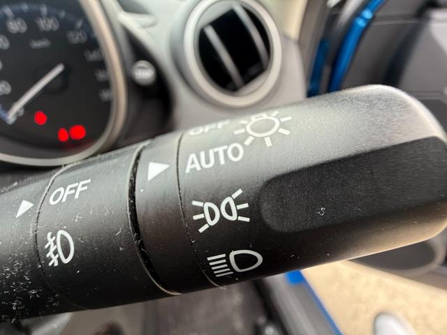 夜間自動点灯で明るく照らしてくれるオートライト