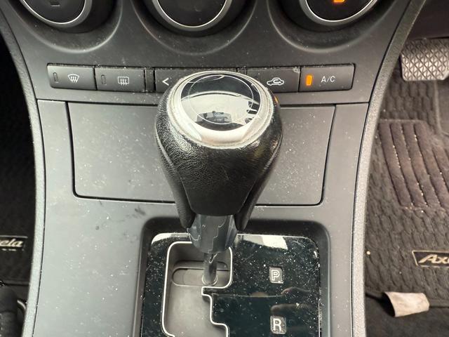 握りやすく操作しやすいシフトノブ　比較的綺麗に保たれています