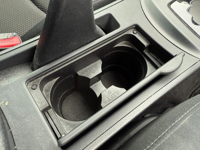 運転席と助手席の間にドリンクホルダーとちょっとした小物も置くことができるテーブルあります！