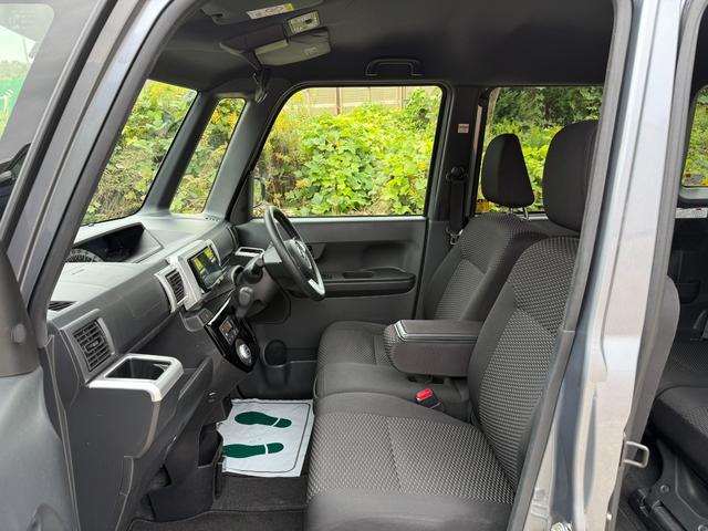 助手席側シート　使用感少なく綺麗です　運転席まわりには十分なスペースがあり、大柄な方でもゆったり運転していただける環境です内装程度良好です