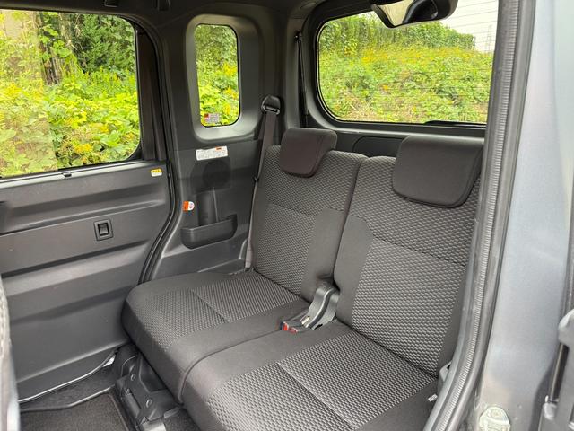 広々とした２列目シートは居住性が高く、居心地も快適！友達や家族とのお出かけにぴったりです。ベビーシートやチャイルドシート使用時も快適にお過ごしいただける十分な空間を確保しています！