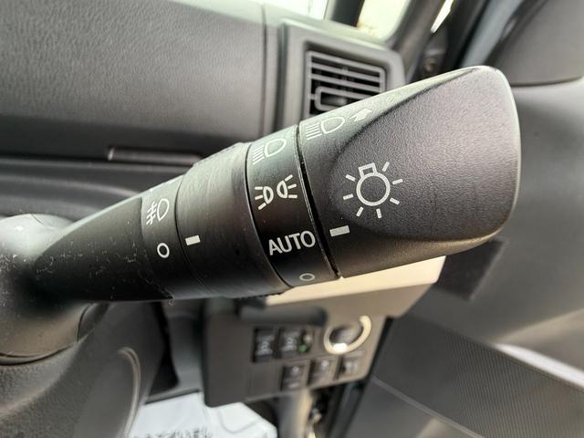 夜間自動点灯で明るく照らしてくれるオートライト