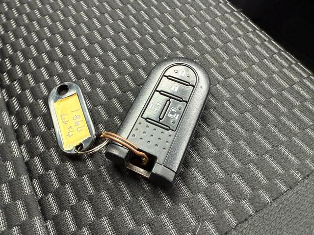 スマートキー　キーをポケットやバックに入れたまま車のドアの解錠・施錠、エンジンのＯＮ／ＯＦＦが行え快適です！