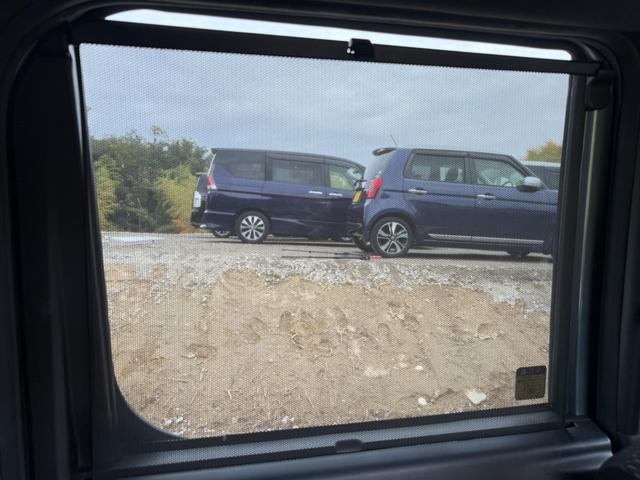 まぶしい光を軽減し、心地よい車内に。ロール式なので開け閉めも容易にでき、格納式なので邪魔になりません。