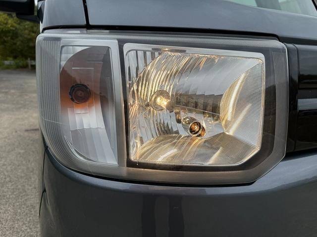 ハロゲンランプは路面を必要以上に照らさないため、雨天時も十分な視認性を確保して走行出来るメリットがあります。　その他、ＨＩＤ・ＬＥＤに比べると交換方法が簡単なことや安価です