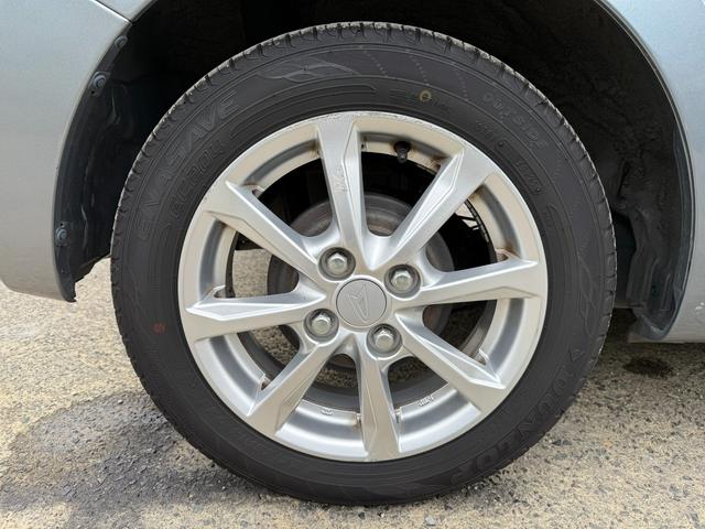 タイヤご確認ください！タイヤがすり減ると溝がなくなり、スリップサインが出ます。タイヤの摩耗による使用限度は残り溝深さが１．６ｍｍ以上と決められています。