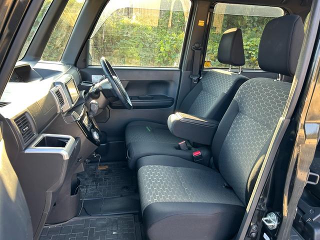 運転席側シート　使用感少なく綺麗です　運転席まわりには十分なスペースがあり、大柄な方でもゆったり運転していただける環境です内装程度良好です