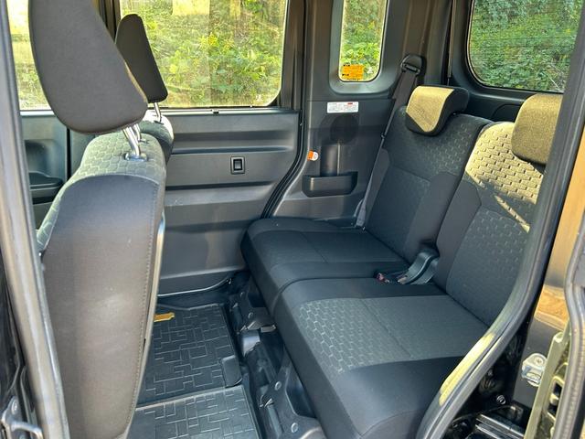 広々とした２列目シートは居住性が高く、居心地も快適！友達や家族とのお出かけにぴったりです。ベビーシートやチャイルドシート使用時も快適にお過ごしいただける十分な空間を確保しています！