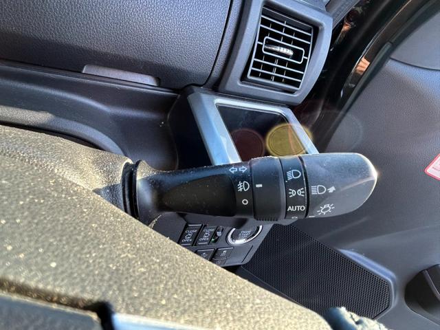 夜間自動点灯で明るく照らしてくれるオートライト