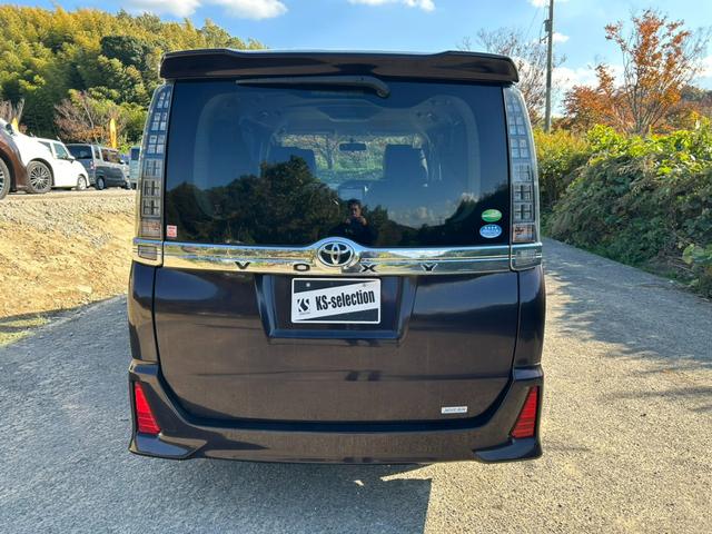 ヴォクシー ＺＳ　Ｂｌｕｅｔｏｏｔｈ　ＥＴＣ　バックカメラ両側電動スライドドア　プッシュスタート　スマートキー　パワーウィンドウ　オートライト　オートエアコン　フリップダウンモニターステアリングリモコン（5枚目）