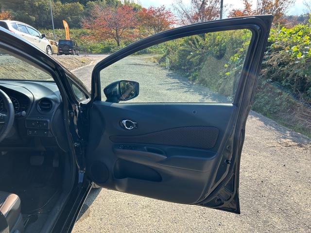 ノート e-パワー メダリスト H30ノートeパワーメダリスト Bluetooth バックカメラ プッシュスタート パワーウィンドウ オートエアコン オートライト 障害物センサー 衝突被害軽減ブレーキ レーンキープアシスト横滑り防止(47枚目)