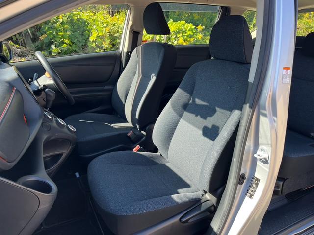 運転席側シート　使用感少なく綺麗です　運転席まわりには十分なスペースがあり、大柄な方でもゆったり運転していただける環境です内装程度良好です