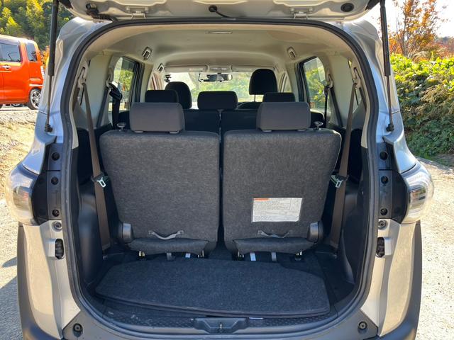 【トランク】収納スペースも十分にございます。２列目を倒してゴルフバックや長尺物を積み込むなど使い方は様々。日常・レジャーと活躍いたします。