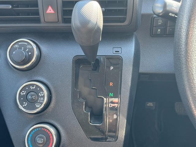 握りやすく操作しやすいシフトノブ　比較的綺麗に保たれています