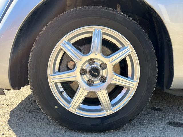 タイヤご確認ください！タイヤがすり減ると溝がなくなり、スリップサインが出ます。タイヤの摩耗による使用限度は残り溝深さが１．６ｍｍ以上と決められています。