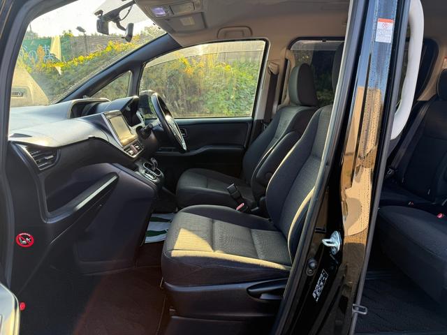 運転席側シート　使用感少なく綺麗です　運転席まわりには十分なスペースがあり、大柄な方でもゆったり運転していただける環境です内装程度良好です