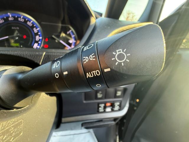 夜間自動点灯で明るく照らしてくれるオートライト