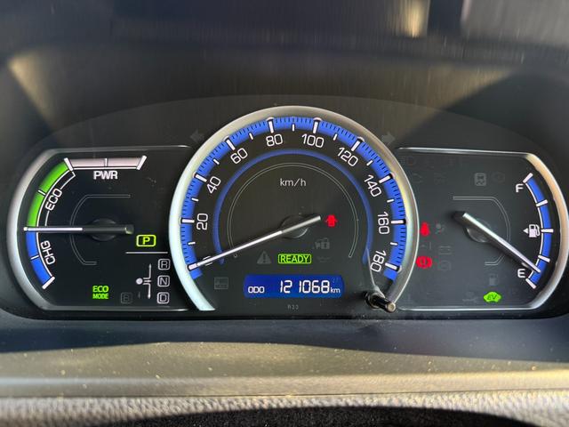 運転時必要な情報のみ表示されるシンプルなメーターパネル