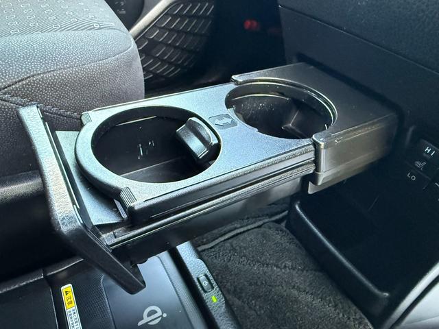 運転席と助手席の間にドリンクホルダーとちょっとした小物も置くことができるテーブルあります！