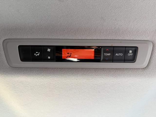 後部座席オートエアコン　後席も自動で風量、温度を調整してくれるので快適に過ごせます