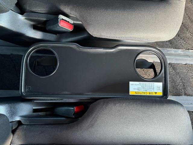 ２列目シートの間にドリンクホルダーとちょっとした小物も置くことができるテーブル