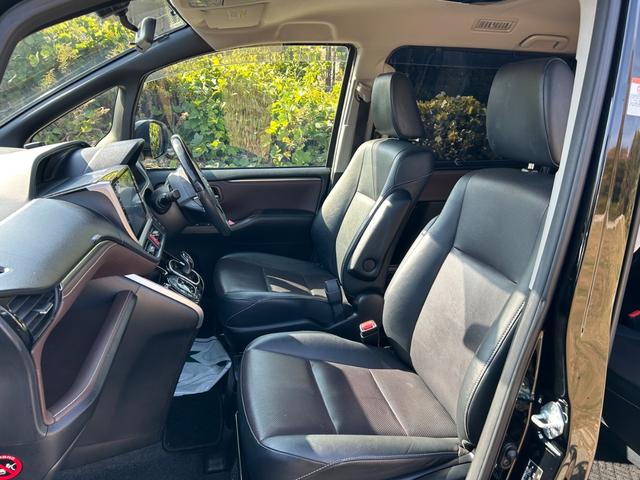 運転席側シート　使用感少なく綺麗です　運転席まわりには十分なスペースがあり、大柄な方でもゆったり運転していただける環境です内装程度良好です