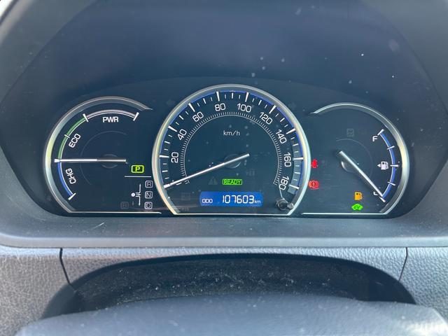 運転時必要な情報のみ表示されるシンプルなメーターパネル