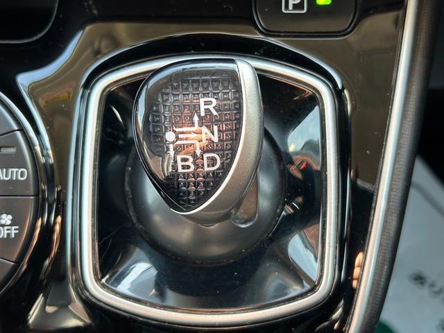 握りやすく操作しやすいシフトノブ　比較的綺麗に保たれています