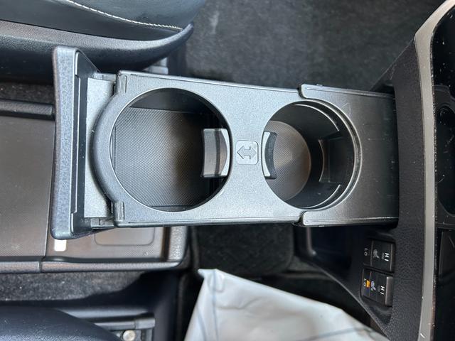 運転席と助手席の間にドリンクホルダーとちょっとした小物も置くことができるテーブルあります！