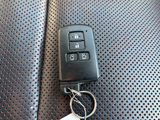 スマートキー　キーをポケットやバックに入れたまま車のドアの解錠・施錠、エンジンのＯＮ／ＯＦＦが行え快適です！