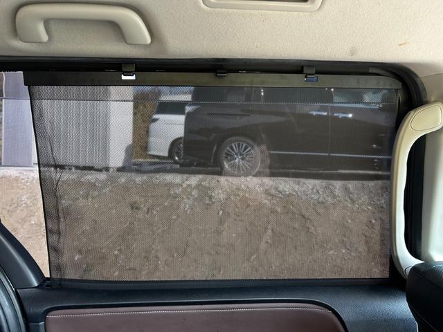 まぶしい光を軽減し、心地よい車内に。ロール式なので開け閉めも容易にでき、格納式なので邪魔になりません。