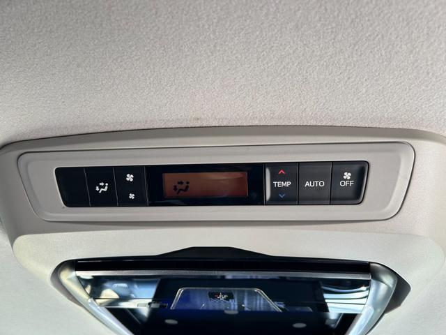 後部座席オートエアコン　後席も自動で風量、温度を調整してくれるので快適に過ごせます